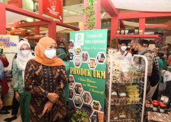 Gubernur Jawa Timur Khofifah Indar Parawansa membuka 8th Koperasi dan UKM (K-UKM) Expo Hybrid 2021 bertajuk Bela & Beli Produk Lokal di Atrium Grand City Mall Surabaya.