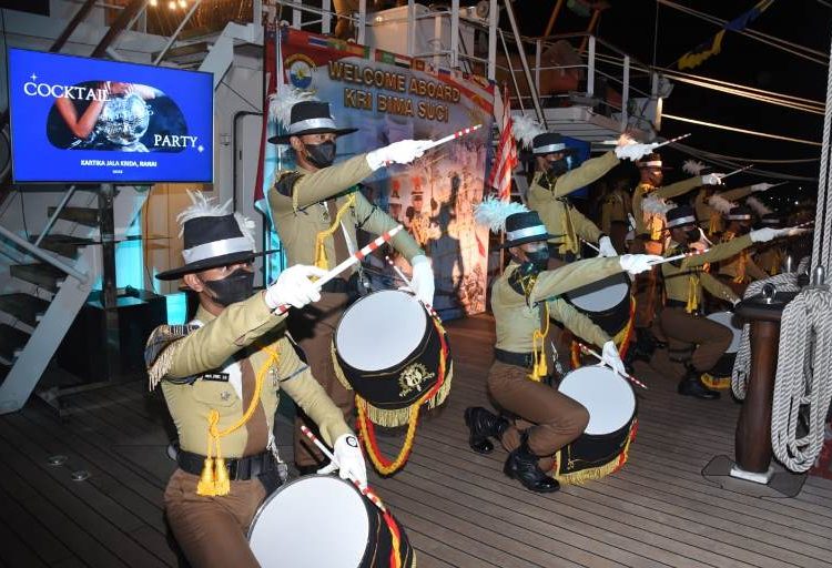 Salah satu penampilan pentas seni di geladak KRI Bima Suci saat singgah diNatuna.