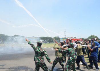 Personel Akademi Angkatan Laut (AAL) melaksanakan latihan peran penanganan bahaya kebakaran.