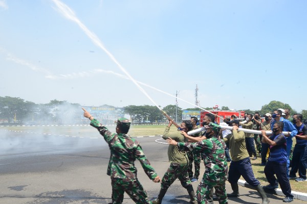 Personel Akademi Angkatan Laut (AAL) melaksanakan latihan peran penanganan bahaya kebakaran.