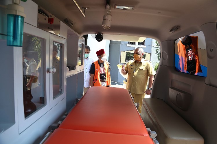 Sekretaris Daerah (Sekda) Kota Surabaya Hendro Gunawan melihat amblunas yang diperbantukan ke oleh dari Yayasan Bersama Indonesia Sehat ke Pemkot Surabaya.