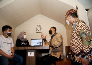 Wali Kota Surabaya Eri Cahyadi dalam acara Road To Ignition Gerakan Nasional 1000 Startup Digital. Acara digelar di Koridor Coworking Space.