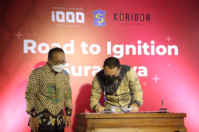 Wali Kota Surabaya Eri Cahyadi menandatangani Nota Kesepakatan Sinergi (NKS) Program 1000 Startup Digital dengan Kementerian Komunikasi dan Informatika (Kemenkominfo) RI yang diwakili Direktur Pemberdayaan Informatika, Bonifasius Wahyu Pudjianto.