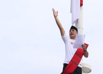 Wali Kota Surabaya Eri Cahyadi dalam pengambilan dokumentasi atau tapping video di Hotel Majapahit Surabaya.