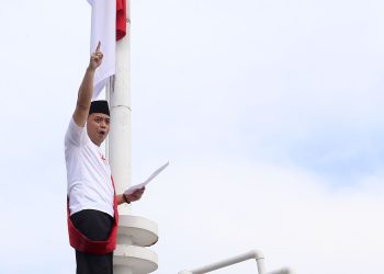 Wali Kota Surabaya Eri Cahyadi dalam pengambilan dokumentasi atau tapping video di Hotel Majapahit Surabaya.