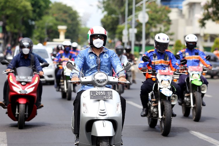 Wali Kota Surabaya Eri Cahyadi mengendarai sepeda motor melakukan tinjauan pembelajaran tatap muka ke SMP 17 Agustus Surabaya, SDN Airlangga I, SMP Kristen YBPK I, SDN Kaliasin I dan SMPN 6 Surabaya.