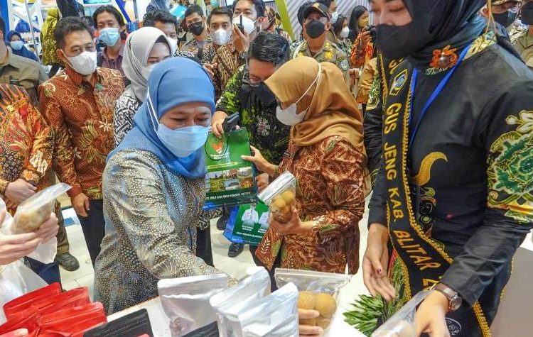 Gubernur Jawa Timur Khofifah Indar Parawansa meninjau salah satu stan di Jatim Fair yang bertemakan ‘Jatim Bangkit Menuju Pasar Global’.