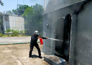 Salah satu ABK KRI Nagapasa-403 saat mengikuti latihan penanggulangan kebakaran di shelter latihan PEK Kolat Koarmada II Surabaya.