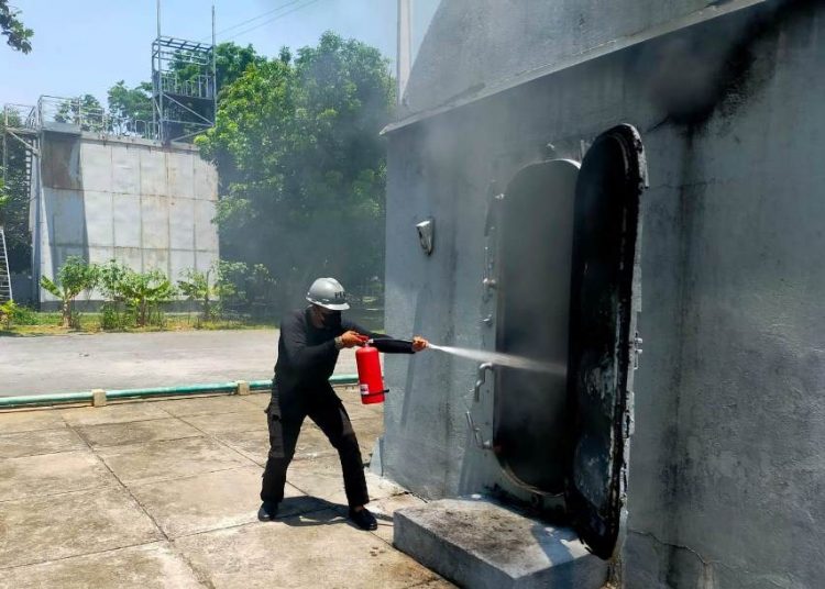 Salah satu ABK KRI Nagapasa-403 saat mengikuti latihan penanggulangan kebakaran di shelter latihan PEK Kolat Koarmada II Surabaya.