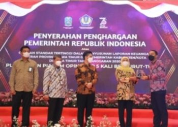 Penyerahan penghargaan opini Wajar Tanpa Pengecualian (WTP) dari Gubernur Jatim Khofifah Indar Parawansa kepada Pemkot Surabaya yang diterima oleh Wali Kota Eri Cahyadi di Banyuwangi.