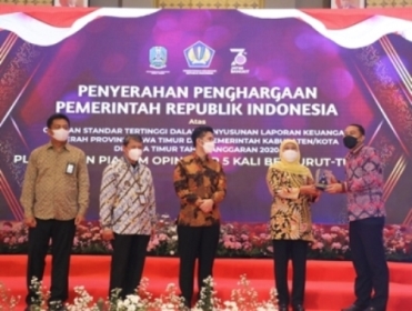 Penyerahan penghargaan opini Wajar Tanpa Pengecualian (WTP) dari Gubernur Jatim Khofifah Indar Parawansa kepada Pemkot Surabaya yang diterima oleh Wali Kota Eri Cahyadi di Banyuwangi.