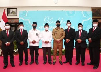 Sejumlah pengurus BAZNAS Kota Surabaya periode 2021-2026 berfoto dengan Wali Kota Eri Cahyadi usai  pelantikan.