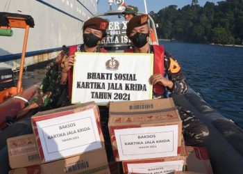 Dengan menggunakan sekoci, prajurit dari KRI Bima Suci memberikan bantuan sosial untuk para prajurit yang berjaga di Pulau Berhala.