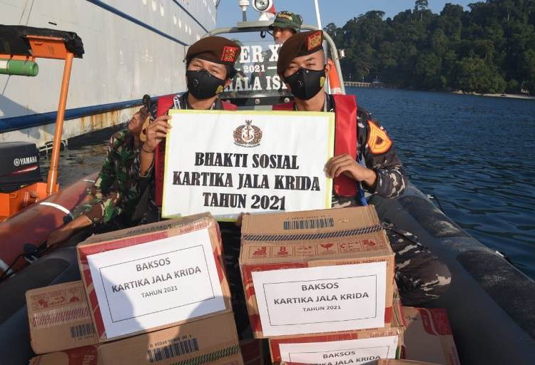 Dengan menggunakan sekoci, prajurit dari KRI Bima Suci memberikan bantuan sosial untuk para prajurit yang berjaga di Pulau Berhala.