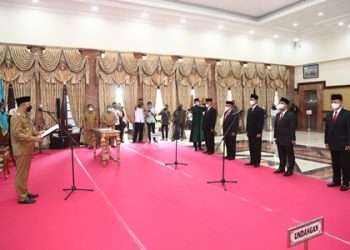 Wali Kota Surabaya Eri Cahyadi melantik pengurus BAZNAS periode 2021-2026 di lobi lantai 2 Balai Kota Surabaya.