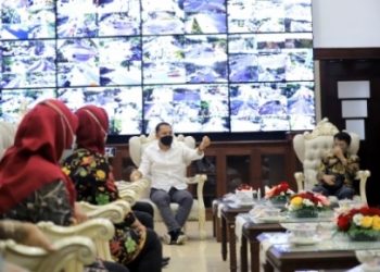 Wali Kota Surabaya Eri Cahyadi menerima audiensi Dewan Pendidikan Surabaya di ruang kerja wali kota.