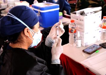 Salah satu pelaksanaan vaksinasi massal di Surabaya. Hari ini juga akan dilaksanakan vaksinasi serentak yakni di Taman Cahaya, Atlas Sport Club dan Tugu Pahlawan Surabaya.