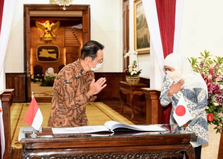 Duta Besar (Dubes) Jepang untuk Indonesia H.E. Kanasugi Kenji berkunjung ke Pemprov Jatim diterima Gubernur Jawa Timur Khofifah Indar.