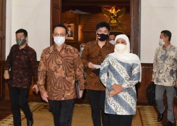 Gubernur Jawa Timur Khofifah Indar Parawansa menerima Duta Besar (Dubes) Jepang untuk Indonesia H.E. Kanasugi Kenji bersama Konjen Jepang Takeyama Kenichi di Gedung Negara Grahadi Surabaya.