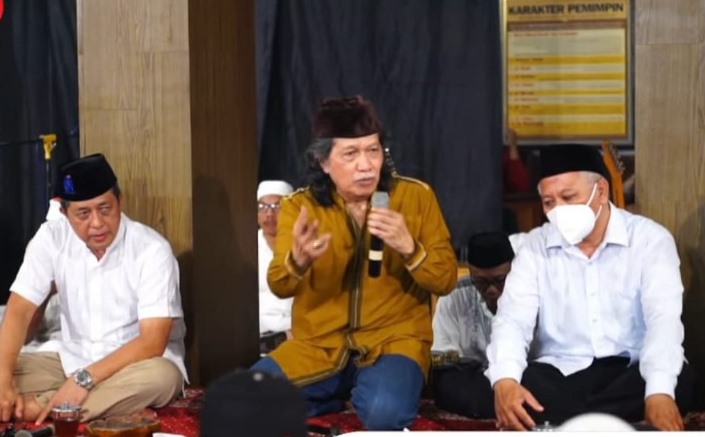 ITS menggelar peringatan Maulid Nabi Muhammad SAW dengan Pagelaran Kiai Kanjeng Online bersama Emha Ainun Najib.