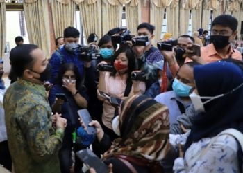 Wali Kota Surabaya Eri Cahyadi memberikan keterangan kepada awak media massa di lobi Balai Kota Surabaya lantai 2.