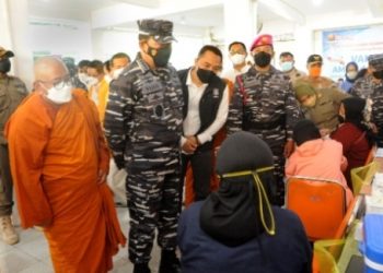 Kepala Staf Angkatan Laut (Kasal), Laksamana TNI Yudo Margono saat meninjau Serbuan vaksinasi Maritim di Vihara Budhayana Dharmawira Centre..