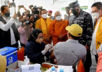 Wali Kota Surabaya Eri Cahyadi memfoto Kepala Staf Angkatan Laut (Kasal), Laksamana TNI Yudo Margono yang berdialog dengan warga dalam serbuan vaksinasi maritim di Vihara Budhayana Dharmawira Centre.
