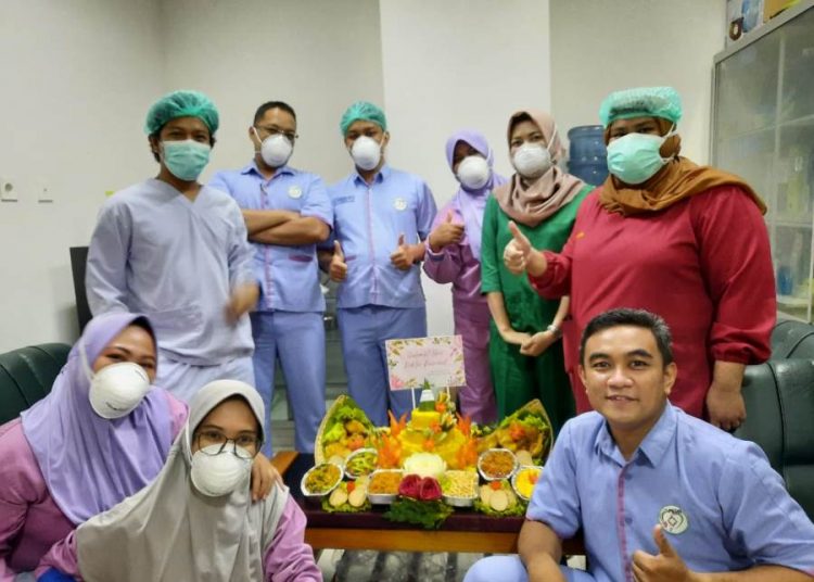Sejumlah tenaga kesehatan di rumah sakit berfoto dengan tumpeng yang dikrimkan Gubernur Jatim Khofifah Indar Parawansa dalam rangka Hari Dokter Nasional.