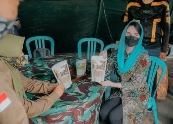 Ketua Dekranasda Jawa Timur Arumi Bachsin di sela kegiatan Bazar dan Pelatihan Enterpreneurship Coaching di Yonarmed 8/105 Kabupaten Jember.