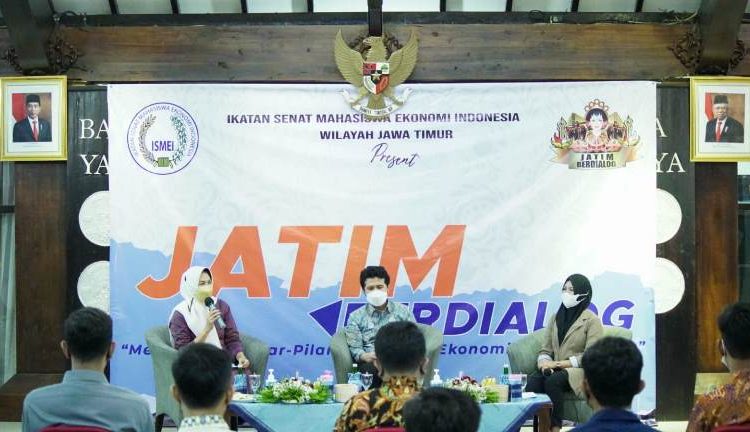 Wakil Gubernur Jatim Emil Elestianto Dardak saat menjadi pembicara pada acara "Jatim Berdialog 2021".