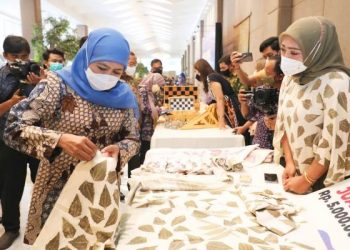 Gubernur Jatim Khofifah Indar Parawansa di sela menghadiri Economic Hybrid Creative Idea and Busines Competition Pemberdayaan Usaha Ekonomi Masyarakat.