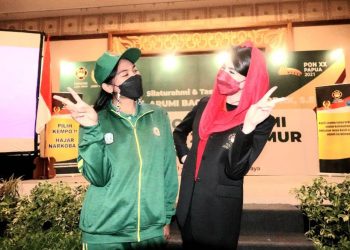 Ketua Persatuan Wanita Olahraga Indonesia (Perwosi) Jatim Arumi Bachsin Emil Elestianto Dardak berfoto bersama dengan atlet Shorinji Kempo Jatim, Marta Frily Adetya.