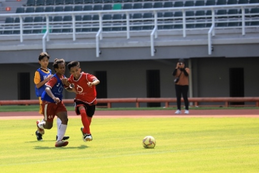 ratusan anak mengikuti seleksi Diklat Sepak Bola Surabaya di Stadion Gelora Bung Tomo.