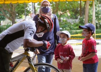 Wakil Wali Kota Surabaya, Armuji menyapa pengunjung di hari pertama dibukanya kembali Kebun Binatang Surabaya.