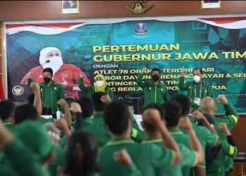 Gubernur Jatim Khofifah Indar Parawansa bersama Kapolda Jatim Irjen Pol Nico Afinta, Pangdam V Brawijaya Mayjend TNI Suharyanto dan Ketua Umum KONI Jatim Erlangga Satriagung, memompa semangat atlet Jatim yang berlaga di PON XX Papua.