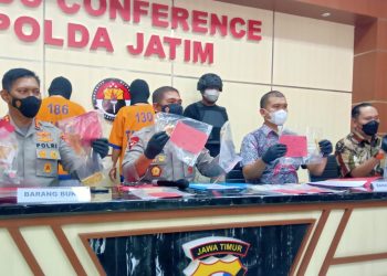 Polisi memberikan keterangan kepada awak media massa tentang penangkapan dua orang yang diduga melakukan penggelapan emas batangan.