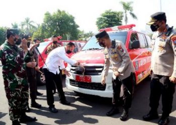Wali Kota Surabaya Eri Cahyadi memecah kendi sebagai pelepasan mobil vaksin keliling untuk wilayah aglomerasi di halaman Balai Kota Surabaya.