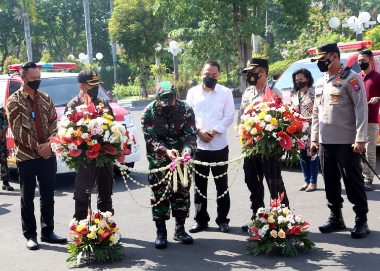 Danrem 084/Bhaskara Jaya Brigjen TNI Herman Hidayat Eko Atmojo memotong untaian bunga sebagai tanda pelepasan mobil vaksin keliling untuk percepatan vaksinasi di wilayah aglomerasi.