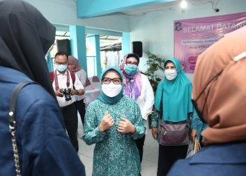 Ketua Tim Penggerak (TP) PKK Kota Surabaya, Rini Indriyani melakukan sosialisasi program Jago Ceting, yakni Jagongan Cegah Stunting.