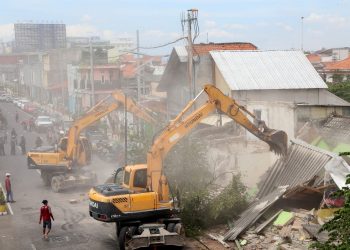 Dua eskavator merobohkan bangunan di Jalan Wonokromo yang selanjutnya akan digunakan pedestrian dan saluran air.