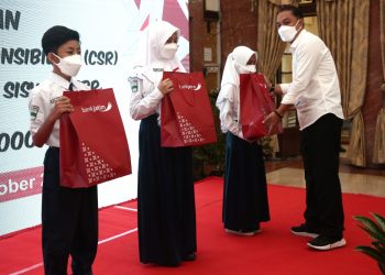 Wali Kota Surabaya Eri Cahyadi secara simbolis memberikan bantuan kepada tiga perwakilan sekolah swasta, di yakni SMP Al Amin, SMP Al Islah, dan SMP Al Wachid.