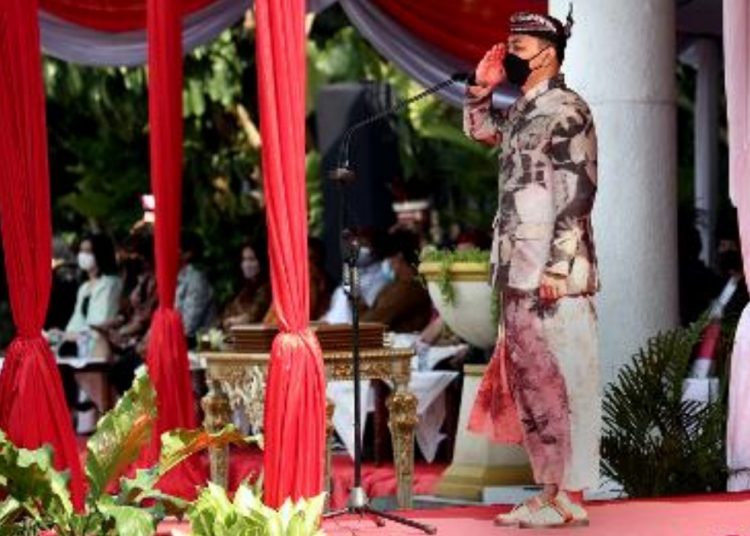 Wali Kota Surabaya Eri Cahyadi memimpin upacara Hari Sumpah Pemuda di halaman Taman Surya.