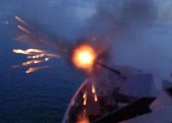 KRI R.E. Martadinata-331 meluncurkan 33 meriam dengan dentuman keras dalam pendaratan amfibi saat puncak latihan.