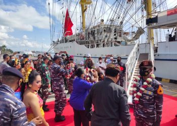 KRI Bima Suci disambut saat bersandar di Dermaga timur pelabuhan Benoa Provinsi Bali.