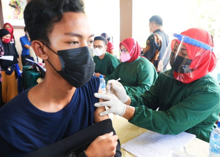 Pelaksanaan vaksinasi yang diselenggarakan oleh Ikatan Alumni Universitas Airlangga (IKA Unair) di Balai Desa Kedungrejo Kecamatan Muncar Kabupaten Banyuwangi.