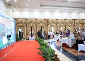 Penyerahan penghargaan Program Kampung Iklim (Proklim) dari Direktorat Jenderal Pengendalian Perubahan Iklim Kementerian Lingkungan Hidup dan Kehutanan (KLHK) RIs ecara virtual dari lobby lantai 2 Balai Kota Surabaya.