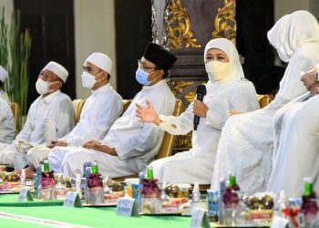 Gubernur Jawa Timur Khofifah Indar Parawansa bersama bupati/wali kota se-Jatim mengikuti Jawa Timur Bershalawat. Acara digelar secara hybrid dari Pendapa Kabupaten Jombang.