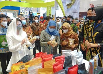 Gubernur Jatim Khofifah Indar Parawansa dalam pembukaan Jatim Fair di area Exhibition Hall Grand City Surabaya.