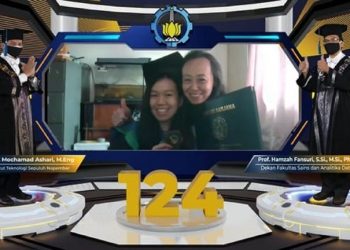 Jennifer Patricia saat menghadiri prosesi wisuda ke-124 ITS secara online.
