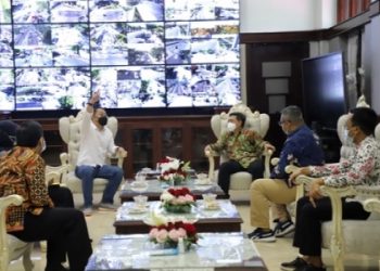 Wali Kota Surabaya Eri Cahyadi menerima Ketua Komisi Pengawasan Persaingan Usaha (KPPU) Pusat Kodrat Wibowo dan rombongan di ruang kerja wali kota.